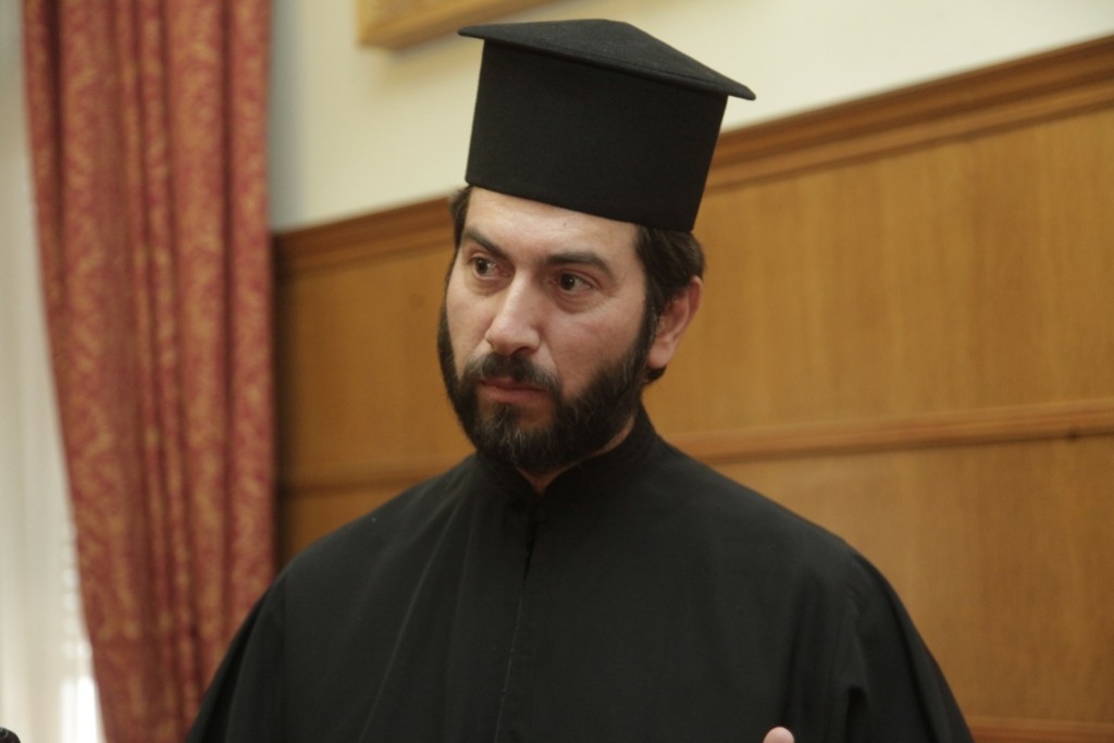 Μαρτυρία-σοκ από φίλο του 19χρονου για τον πατέρα Αντώνιο –  “Περνούσε το χέρι του μέσα από τα ρούχα” (vid)