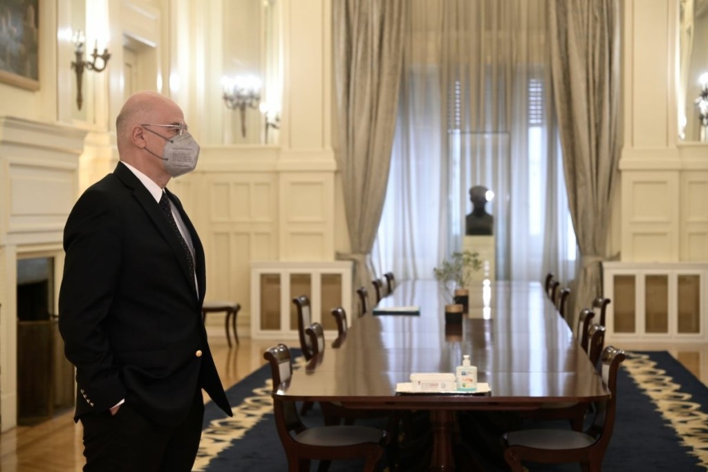 Κύκλοι του Δένδια “απαντούν” στο “Documento” – “Επικίνδυνο να υπονοείται πώς ο πρωθυπουργός παρακολουθεί τον υπουργό”