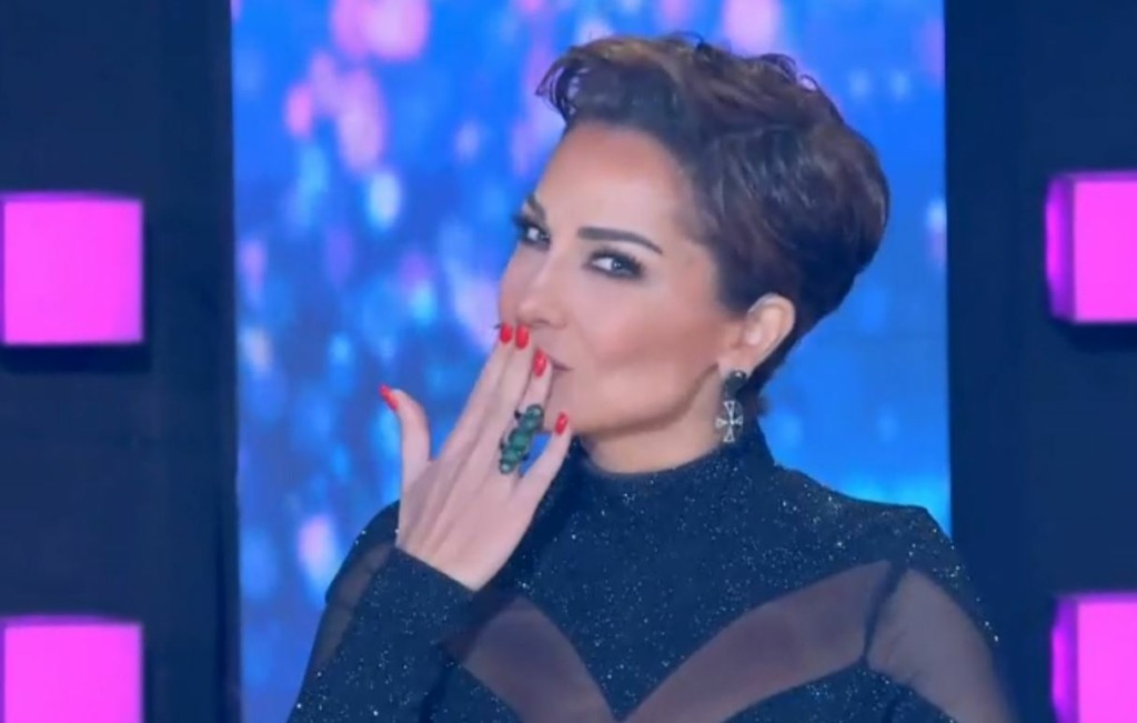 Με εμφάνιση αλά Kris Jenner η Δέσποινα Βανδή – Η ανατρεπτική εμφάνιση στο J2US