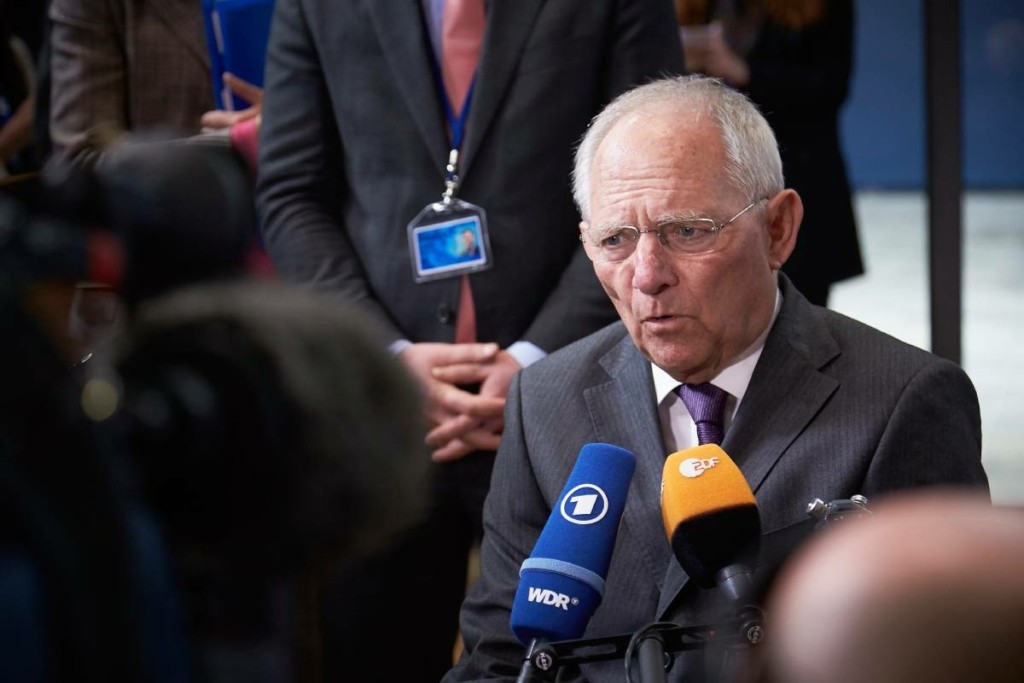 “Η Ελλάδα δεν αποτελεί πλέον πρόβλημα” παραδέχεται ο Σόιμπλε – “Σωστή η πρόταση για προσωρινό Grexit”