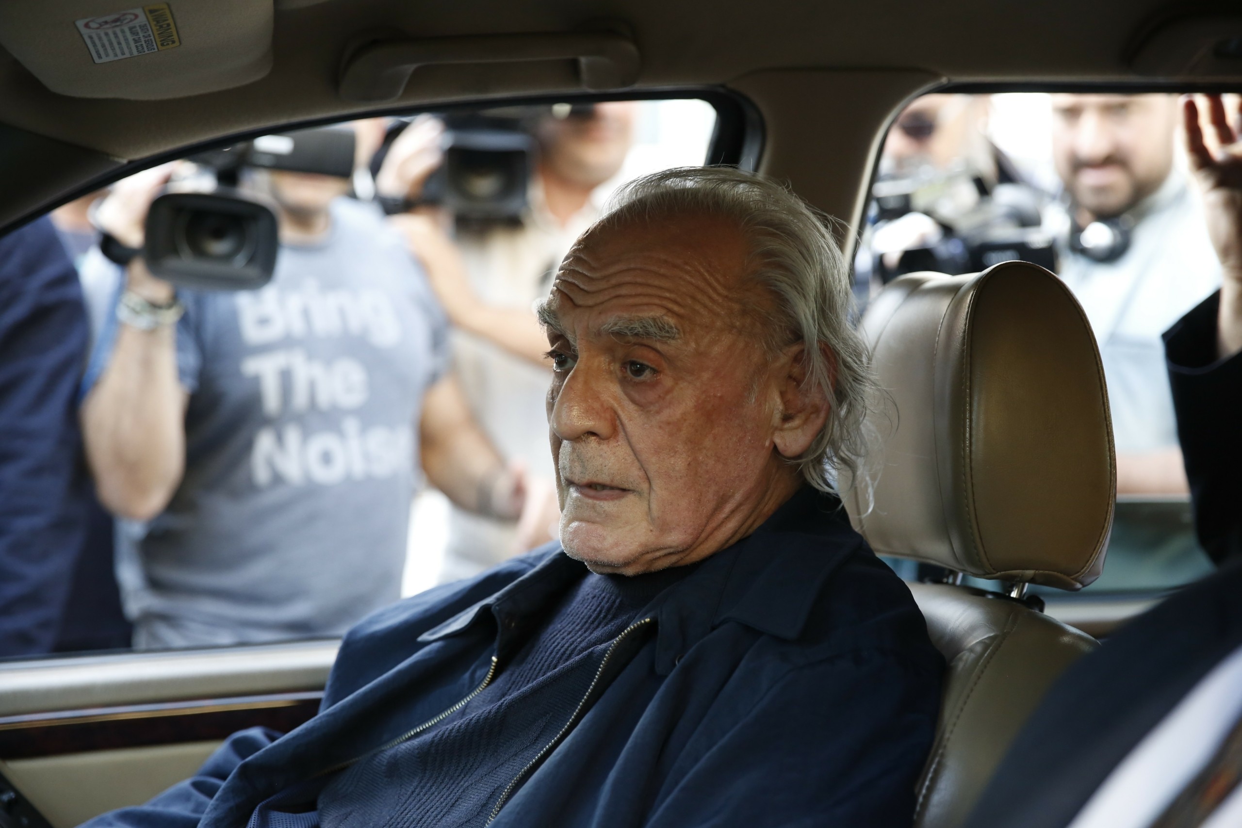 “Ρήμαξαν” την έπαυλη του Άκη Τσοχατζόπουλου στην Ακρόπολη – Ξήλωσαν ακόμα και πατώματα του γραφείου του (vid)