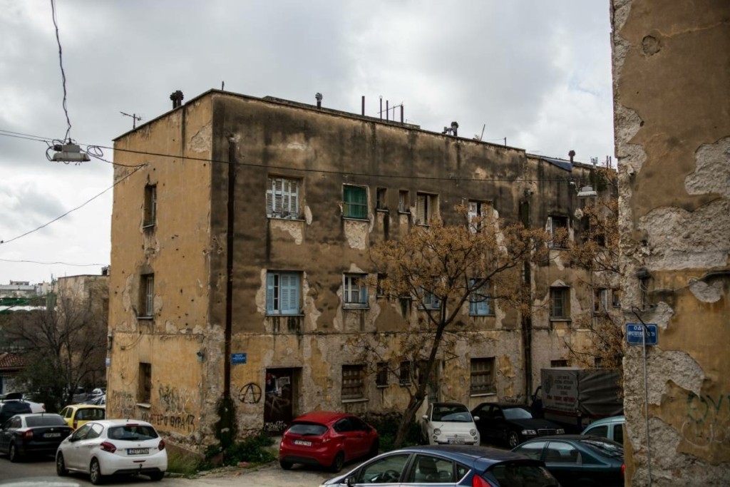Αστυνομική επιχείρηση στα Προσφυγικά της Αλεξάνδρας – Προσήχθη νεαρός για εμπρησμούς (vid)