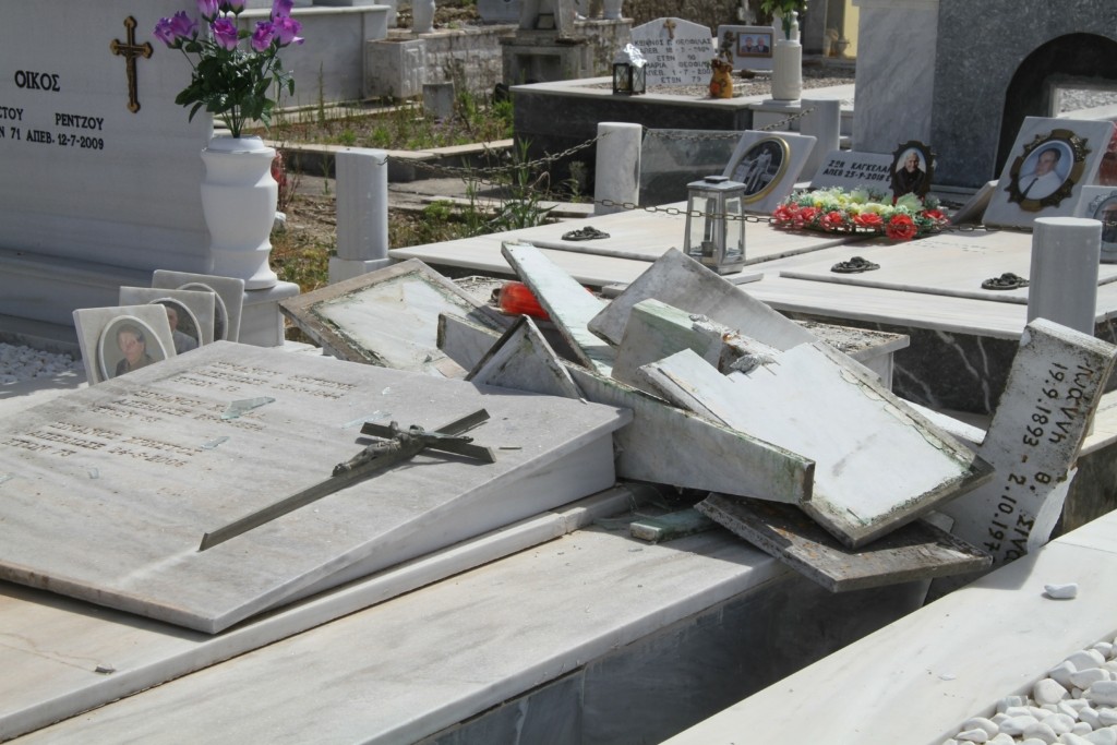 Μακάβρια εικόνα στο Γ’ Νεκροταφείο – Έσπασαν οστεοφυλάκια και άρπαξαν οστά (vid)