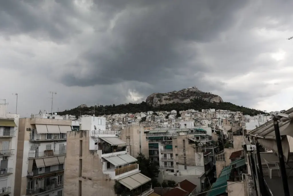 Νέα προειδοποίηση της ΕΜΥ για την κακοκαιρία “Άριελ” – Πότε “χτυπούν” την Αττική τα ισχυρά φαινόμενα