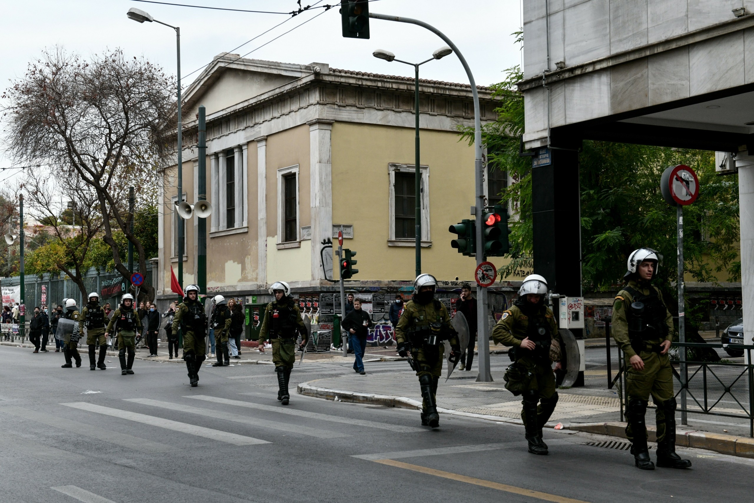 Δεκαοκτώ προσαγωγές πριν από την πορεία για το Πολυτεχνείο – “Σαρώνουν” τα Εξάρχεια