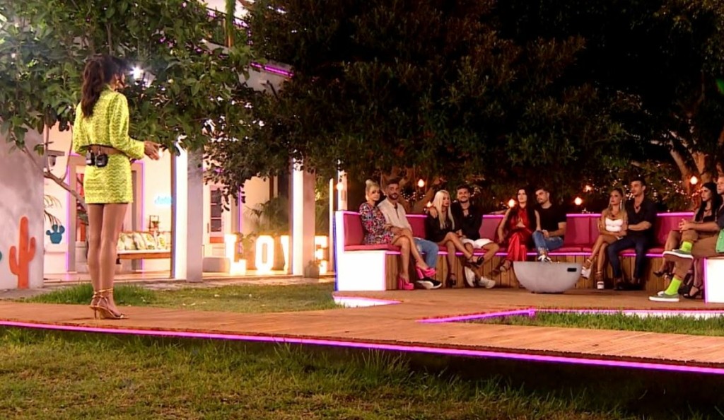 Love Island – Η πρώτη αποχώρηση ζευγαριού είναι γεγονός – Αναστατωμένοι οι παίκτες