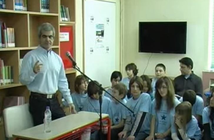 Όταν ο Βασίλης Παπαθεοδώρου έδινε συμβουλές σε μαθητές δημοτικού – “Αν σας ευχαριστεί κάτι να το κάνετε” (vid)