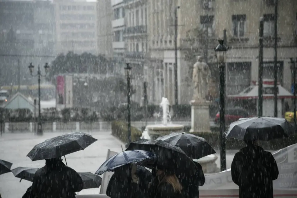 Επελαύνει αγριεμένη η κακοκαιρία “Άριελ” – “Σφυροκοπά” την Αττική και άλλες έξι περιοχές – Οι πιο επικίνδυνες ώρες