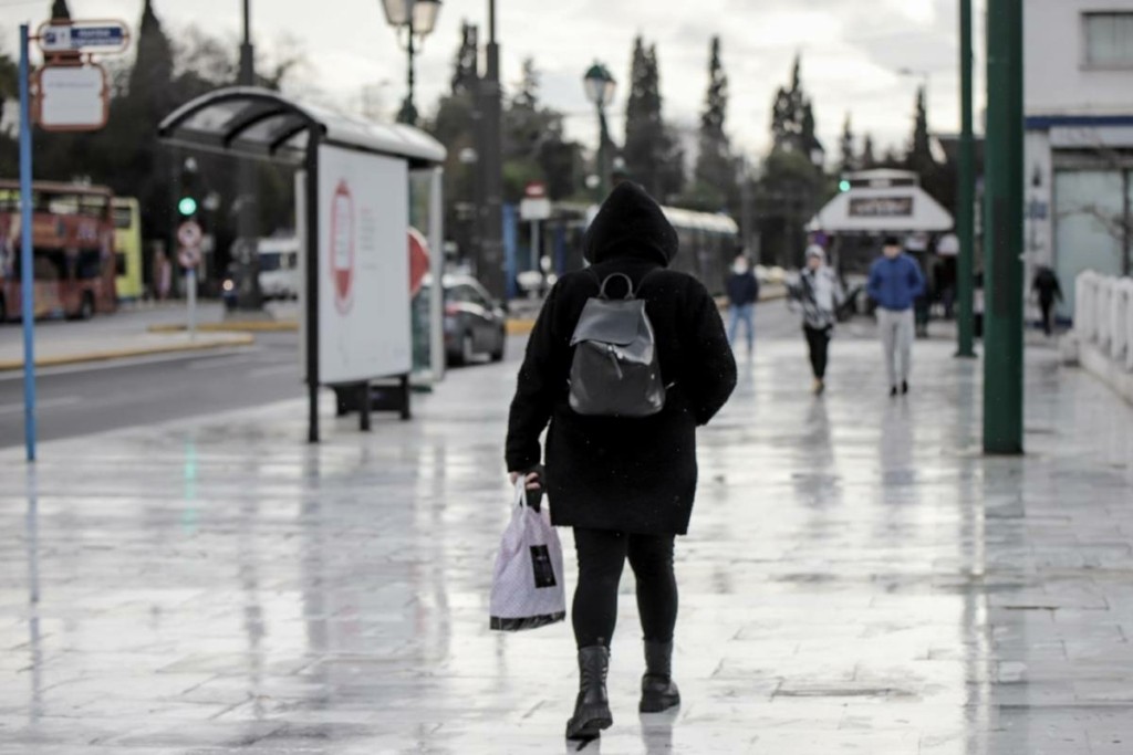 Βροχερός ο καιρός και σήμερα με χαμηλές θερμοκρασίες – Πού θα χιονίσει