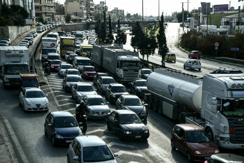 Από μία λωρίδα η κυκλοφορία στη λεωφόρο Αθηνών – Έσπασε αγωγός της ΕΥΔΑΠ στο ύψος του Χαϊδαρίου