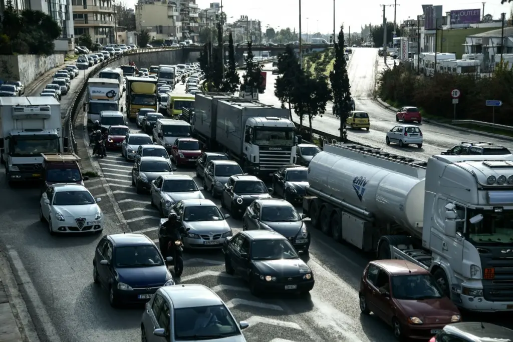 Κίνηση τώρα – Μποτιλιάρισμα στην Αττική οδό λόγω πυρκαγιάς