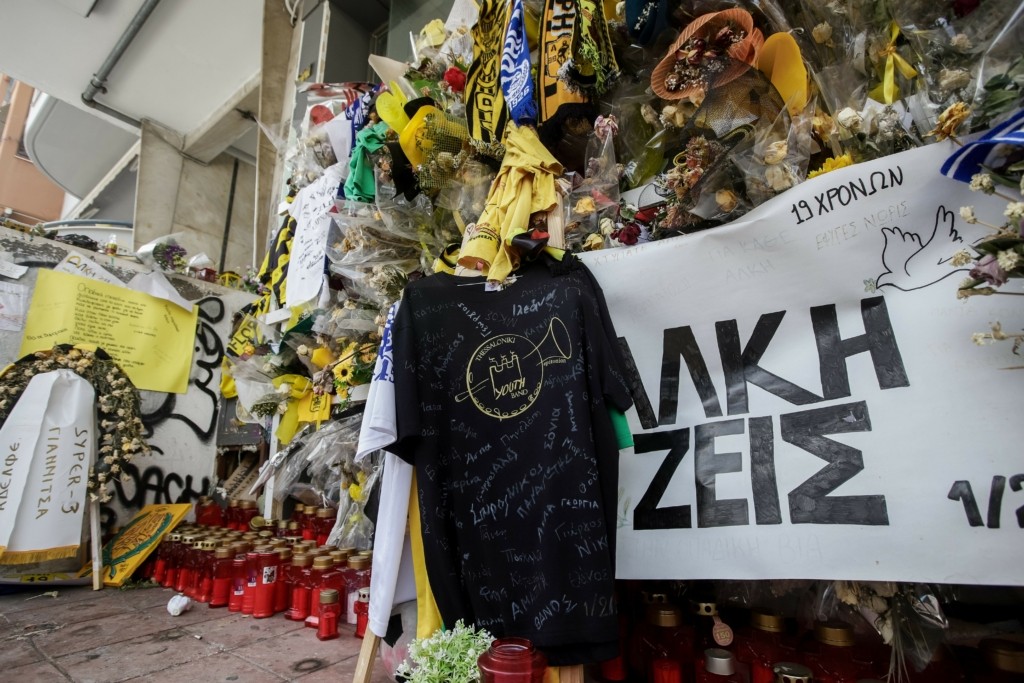 Συνελήφθη γυναίκα που βανδάλισε το μνημείο του Άλκη Καμπανού
