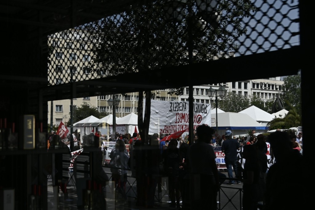 Σε εξέλιξη οι απεργιακές κινητοποιήσεις – Στους δρόμους οι εργαζόμενοι – Απροσπέλαστο το κέντρο της Αθήνας (vids)