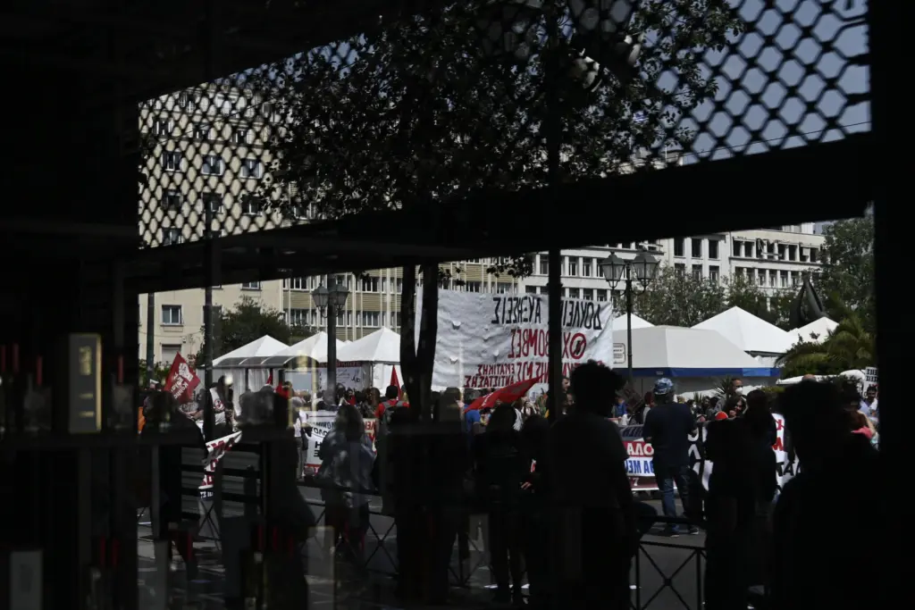 Σε εξέλιξη οι απεργιακές κινητοποιήσεις – Στους δρόμους οι εργαζόμενοι – Απροσπέλαστο το κέντρο της Αθήνας (vids)