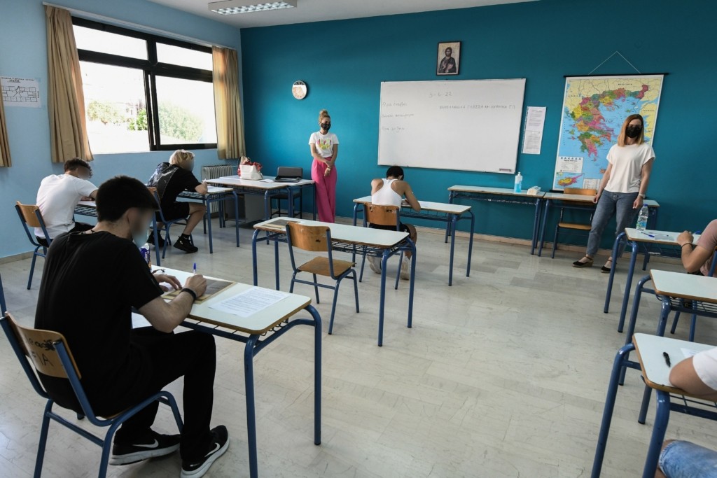 “Άρωμα” πανελλαδικών στην επικαιρότητα – Αυτοί είναι οι συντελεστές για τη βάση εισαγωγής στις σχολές