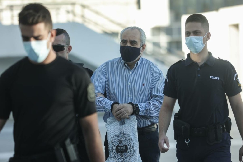 Βαρύς ο πέλεκυς για τον ψευτογιατρό “Dr. Kontos” – Ένοχος για επτά ανθρωποκτονίες και έξι απόπειρες