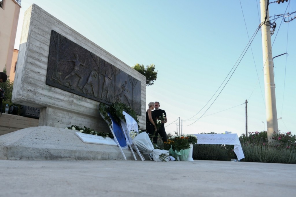 Οι σπαρακτικές μαρτυρίες στη δίκη για το Μάτι – “Έριξα φως με το κινητό μου και είδα τον πατέρα μου και τον σκύλο μας καμένους”
