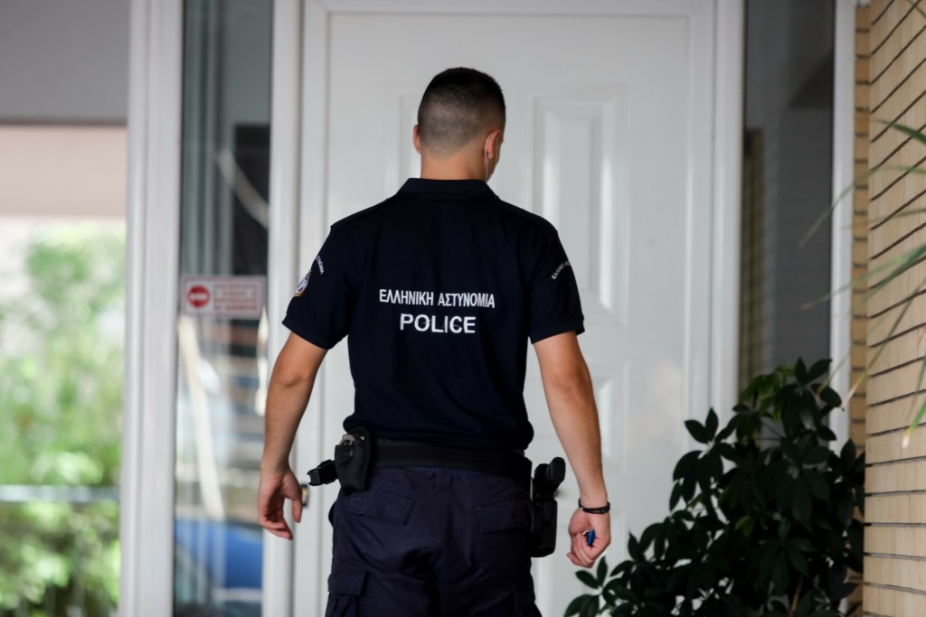 “Ομηρία” οικογένειας στον Βόλο για 20 ευρώ βενζίνη – Αστυνομικός έδωσε τα λεφτά και τη λύση