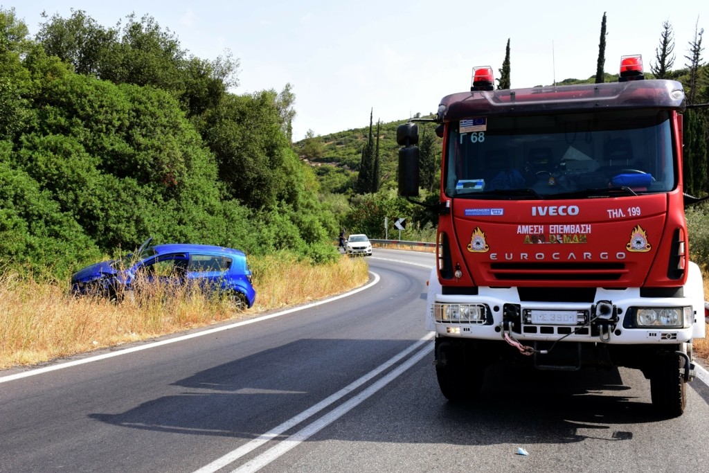 Σοβαρό τροχαίο στη Βέροια – Αυτοκίνητο προσέκρουσε σε κολώνα ηλεκτροφωτισμού (pic)