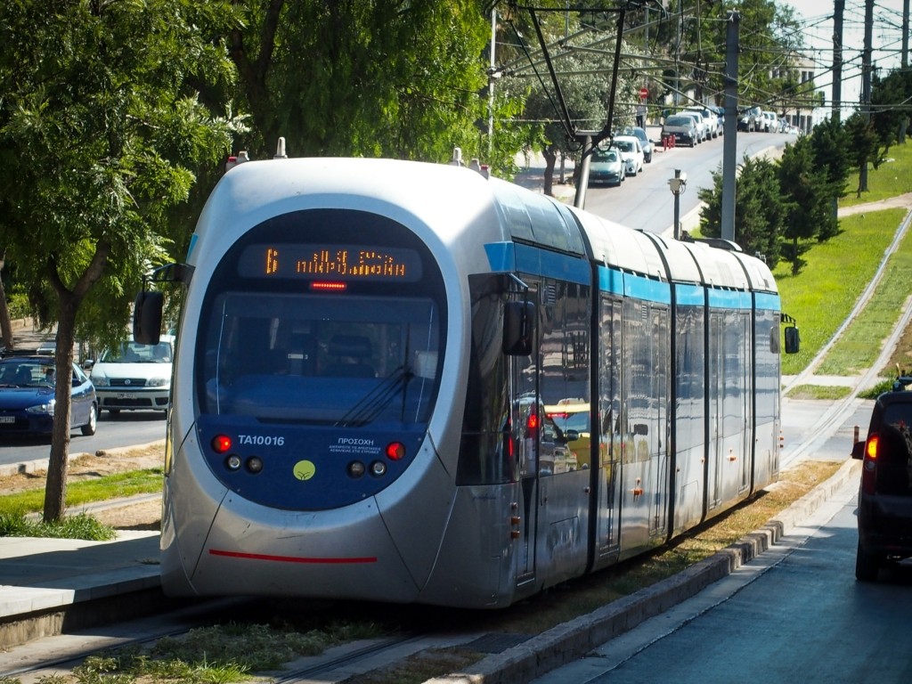 Κακοποίησε 16χρονη μέρα μεσημέρι μέσα στο Τραμ – Προκλητικά αδιάφοροι οι υπόλοιποι επιβάτες (vid)