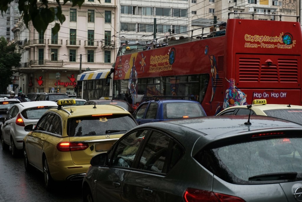 Στην τελική ευθεία για την πληρωμή των τελών κυκλοφορίας – Δείτε πόσα θα πληρώσετε (vids)