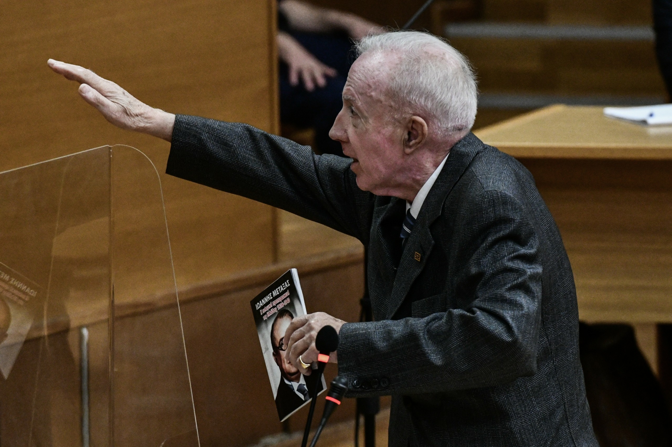Πειθαρχική δίωξη κατά Πλεύρη για τον ναζιστικό χαιρετισμό