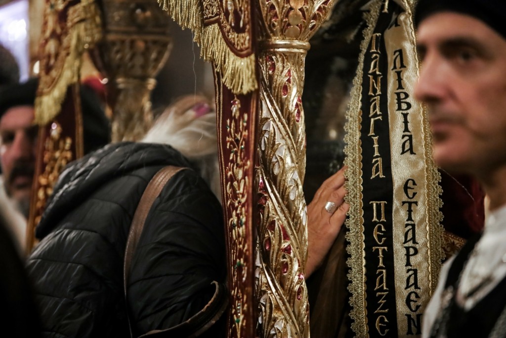 Κοσμοπλημμύρα  στον Άγιο Νικόλαο στον Πειραιά – Οι πιστοί περίμεναν για ώρες να προσκυνήσουν την Αγία Ζώνη της Παναγίας (vid)