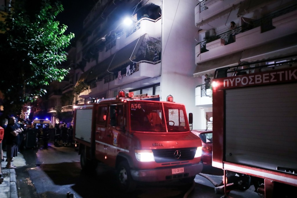 Χωρίς τις αισθήσεις του ανασύρθηκε 5χρονος από φωτιά σε διαμέρισμα στον Κολωνό – Στο νοσοκομείο τα αδελφάκια του