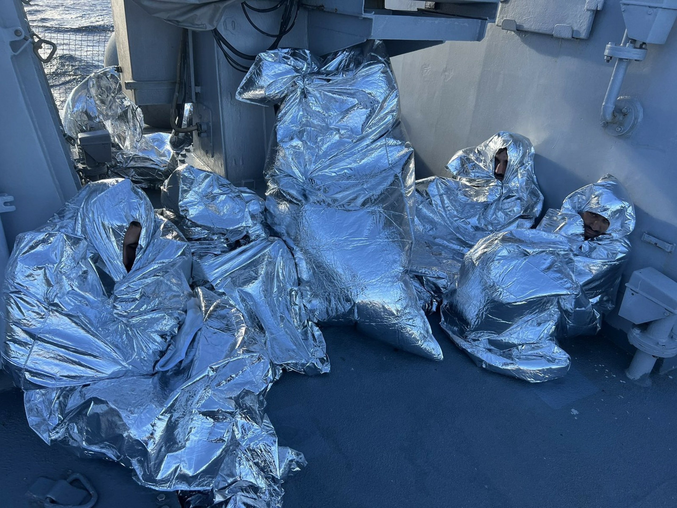 Στους 11 οι διασωθέντες από το ναυάγιο στο στενό Καφηρέα – Αγωνία για τους αγνοούμενους
