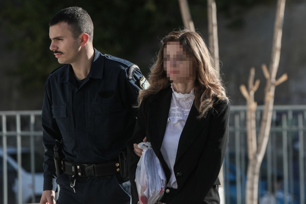 “Επεισοδιακή” δίκη της εικαστικού στο Χαλάνδρι – “Με τη λαβή του όπλου άρχισε να με χτυπάει στο κεφάλι”