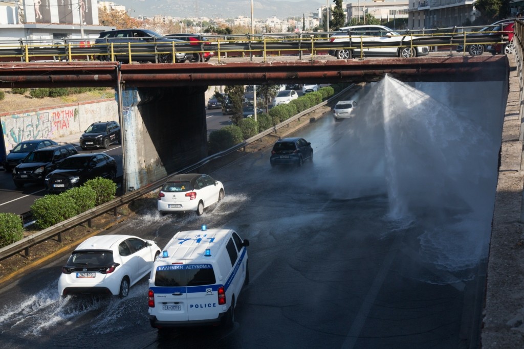 Αυτοκίνητα τράκαραν… χαζεύοντας τον σπασμένο αγωγό στον Κηφισό – “Λίμνη” ο δρόμος (pics&vid)