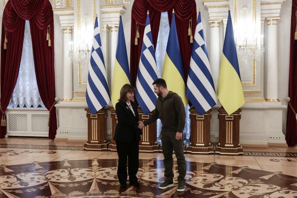 “Στεκόμαστε ανεπιφύλακτα στο πλευρό της Ουκρανίας” – Αποφασιστικό μήνυμα Σακελλαροπούλου και βολές κατά Ρωσίας