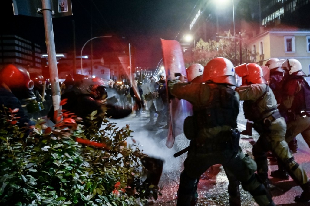 Τουλάχιστον 15 προσαγωγές για επεισόδια στο κέντρο της Αθήνας (vid)