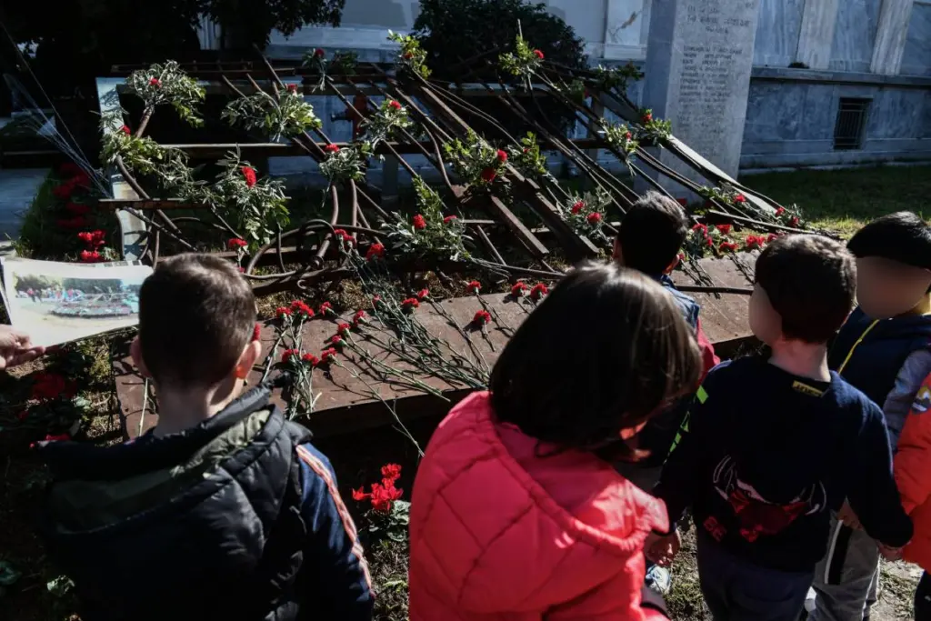 Η εξέγερση του Πολυτεχνείου μέσα από δέκα εμβληματικά τραγούδια (vids)