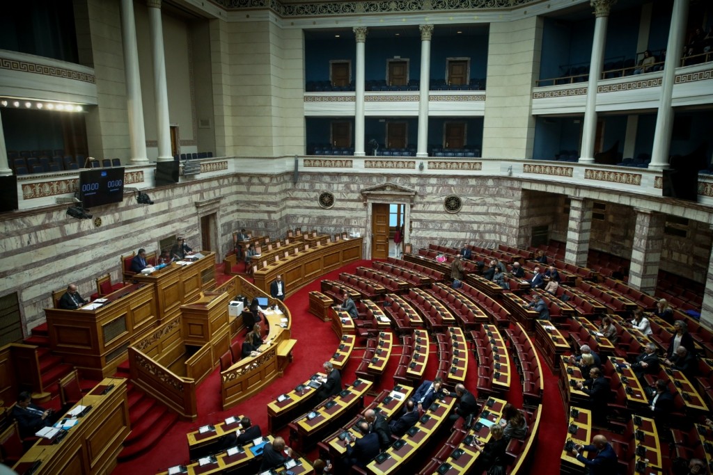 Όλο το ασφαλιστικό νομοσχέδιο που κατατέθηκε στη Βουλή – Όλα όσα προβλέπει για τις συντάξεις και τα χρέη στον ΕΦΚΑ