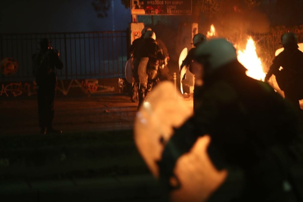 Πέντε συλλήψεις, δύο τραυματίες αστυνομικοί και ζημιές κατά τα επεισόδια μετά την πορεία για το Πολυτεχνείο