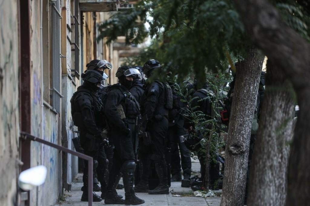 Πάνω από 70 συλλήψεις στην επιχείρηση της ΕΛΑΣ στα Προσφυγικά – Ανάμεσά τους και ο εμπρηστής της Real