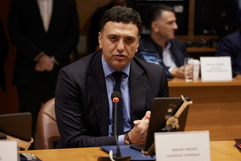 Αγωνία σε πτήση για τον Βασίλη Κικίλια – Άλλαξε η πορεία λόγω της κακοκαιρίας Άριελ