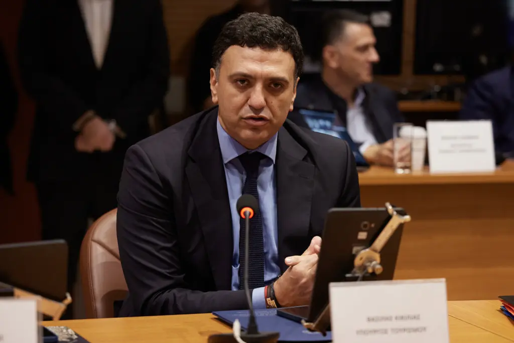 Αγωνία σε πτήση για τον Βασίλη Κικίλια – Άλλαξε η πορεία λόγω της κακοκαιρίας Άριελ