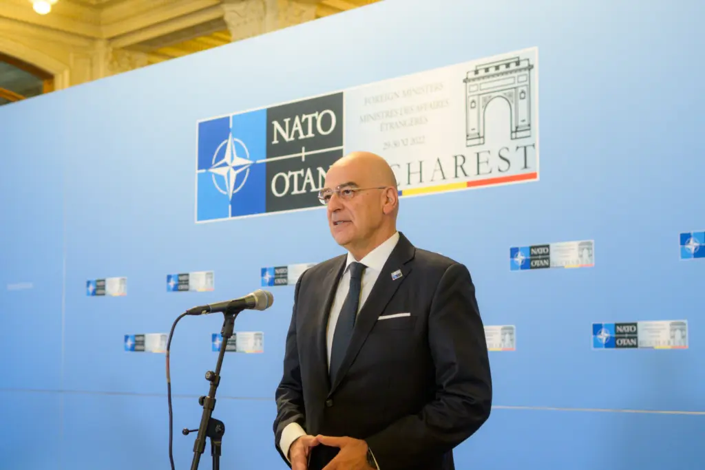 Η εγκάρδια συνάντηση του Νίκου Δένδια με τον Τζέφρι Πάιατ στο Βουκουρέστι (pic)