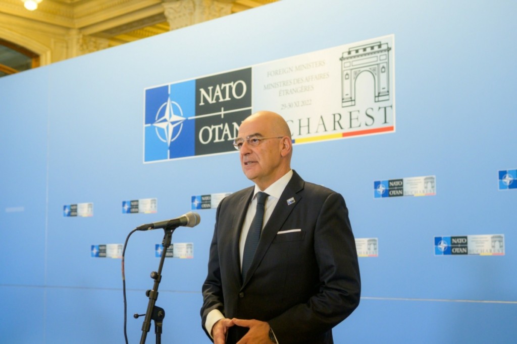 Η εγκάρδια συνάντηση του Νίκου Δένδια με τον Τζέφρι Πάιατ στο Βουκουρέστι (pic)