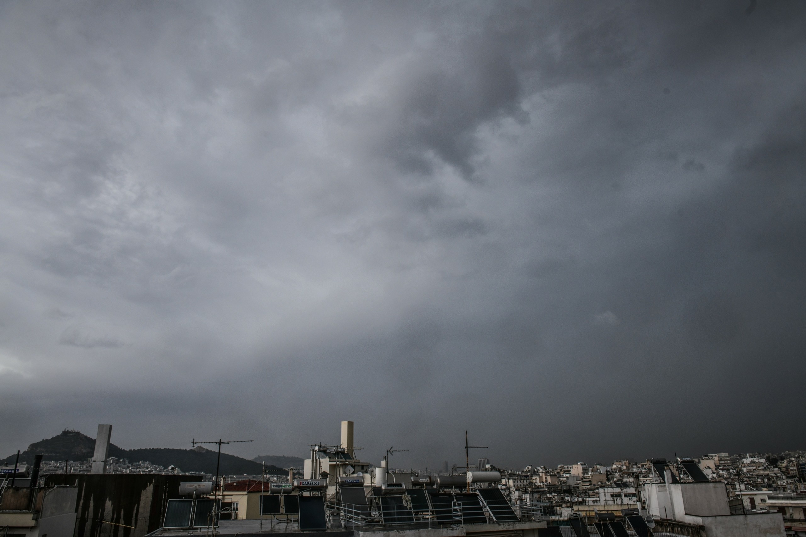 Επικίνδυνη νύχτα για την Αθήνα από την κακοκαιρία Άριελ – Που θα χτυπήσουν τα άγρια καιρικά φαινόμενα τις επόμενες ώρες
