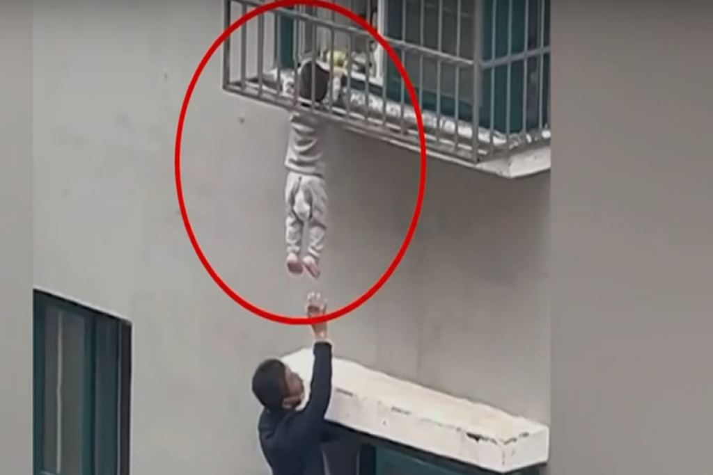 Διάσωση βρέφους που κόβει την ανάσα στην Κίνα – Κρεμόταν στο κενό από τον 4ο όροφο (vid)