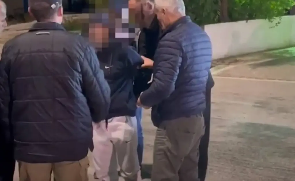 Νέο ντοκουμέντο με το “δράκο” του Παλαιού Φαλήρου – Η στιγμή που τον παραδίδουν στην ΕΛΑΣ – Δεν έβγαλε λέξη (vids)
