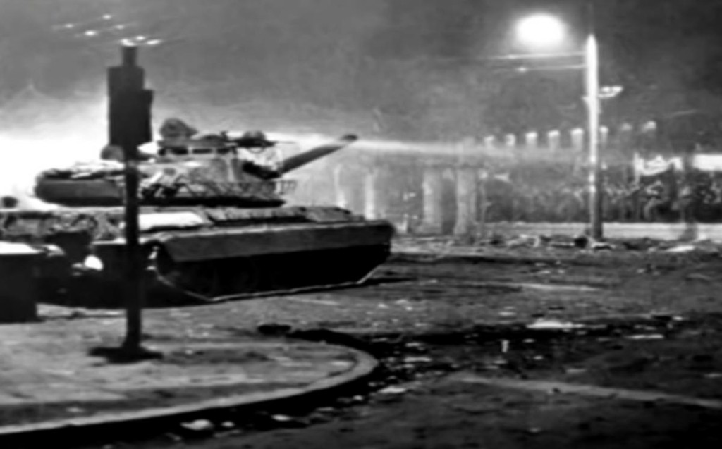 Η στιγμή που το τανκ γκρεμίζει την πύλη του Πολυτεχνείου – Πού βρίσκεται σήμερα το άρμα (vids)