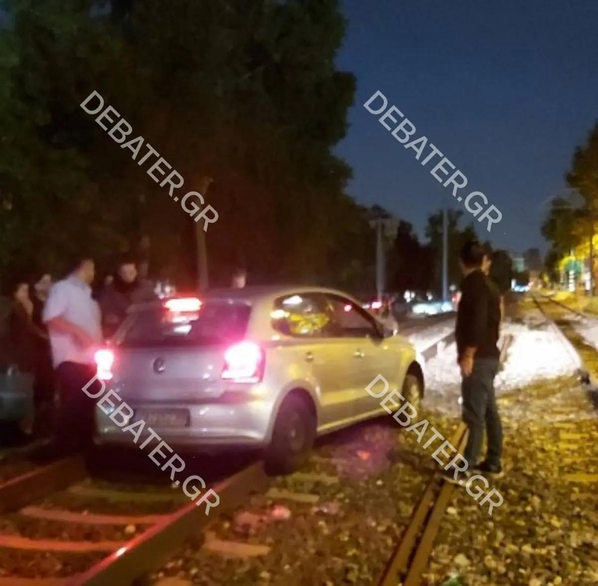 Παρολίγον τραγωδία στην Ιερά Οδό – Οδηγός μπέρδεψε το δρόμο με τις γραμμές του τρένου (pics&vid)
