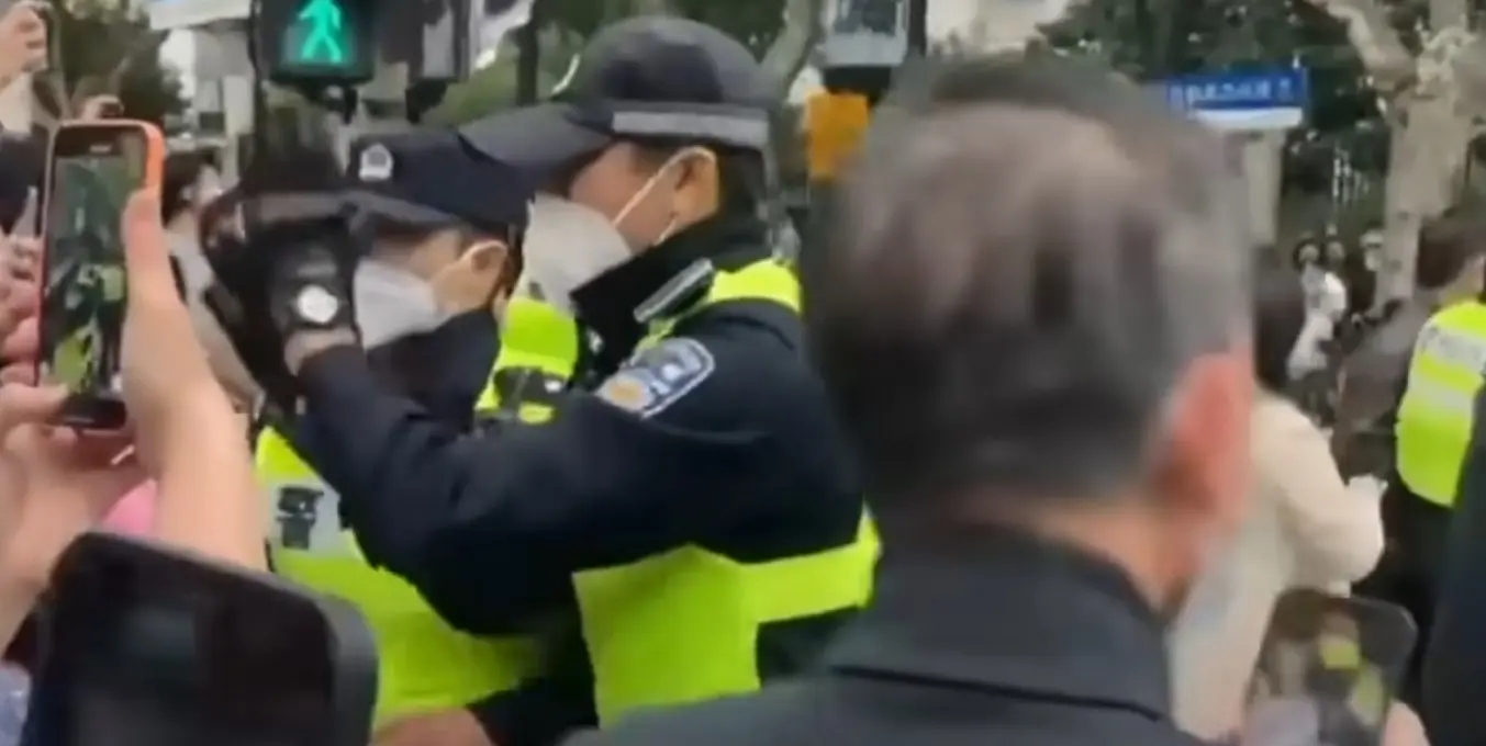 Συνεχίζονται οι διαδηλώσεις στην Κίνα λόγω του κορονοϊού (vid)