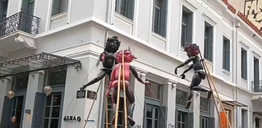 Οι “τρεις έρωτες” ξανά στην πλατεία των Εξαρχείων (vids)