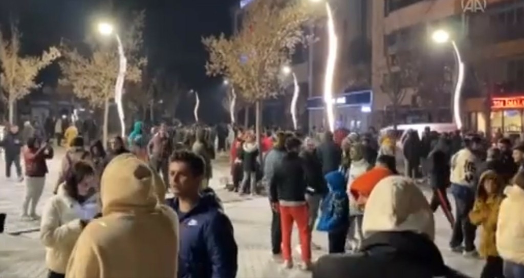 Ισχυρός σεισμός 5,9 βαθμών στην Τουρκία – Πανικός και τραυματίες – Η στιγμή που χτυπά ο Εγκέλαδος (vids)