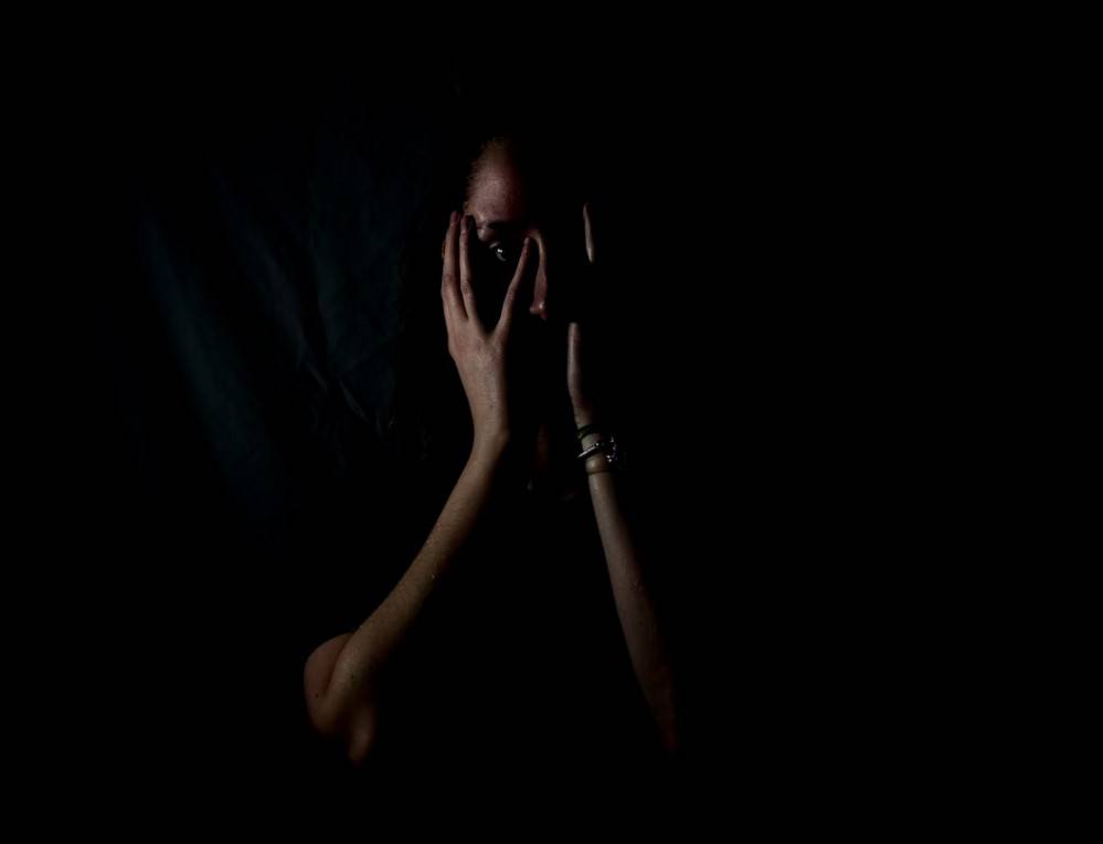 Χτύπησε αλύπητα την πρώην σύζυγό του έξω από το σχολείο του παιδιού τους στην Πάτρα